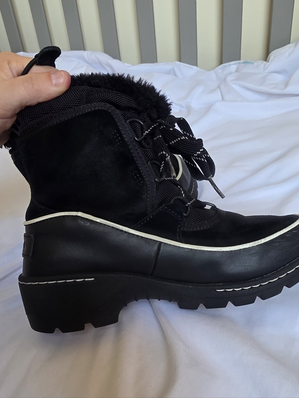 Sorel Black Kids Faux-Fur Lace-Up Winter Boots with Contrast Trim Size 3 - Picture 7 of 11